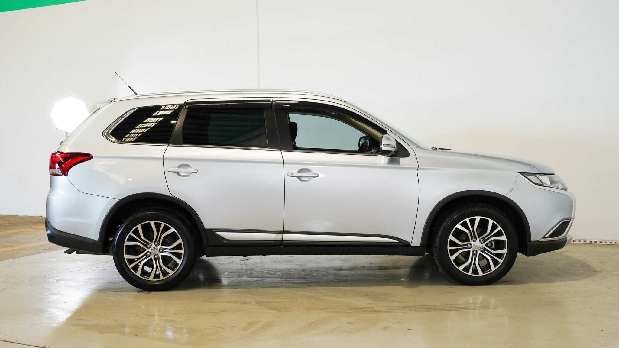 Mitsubishi Outlander image 3
