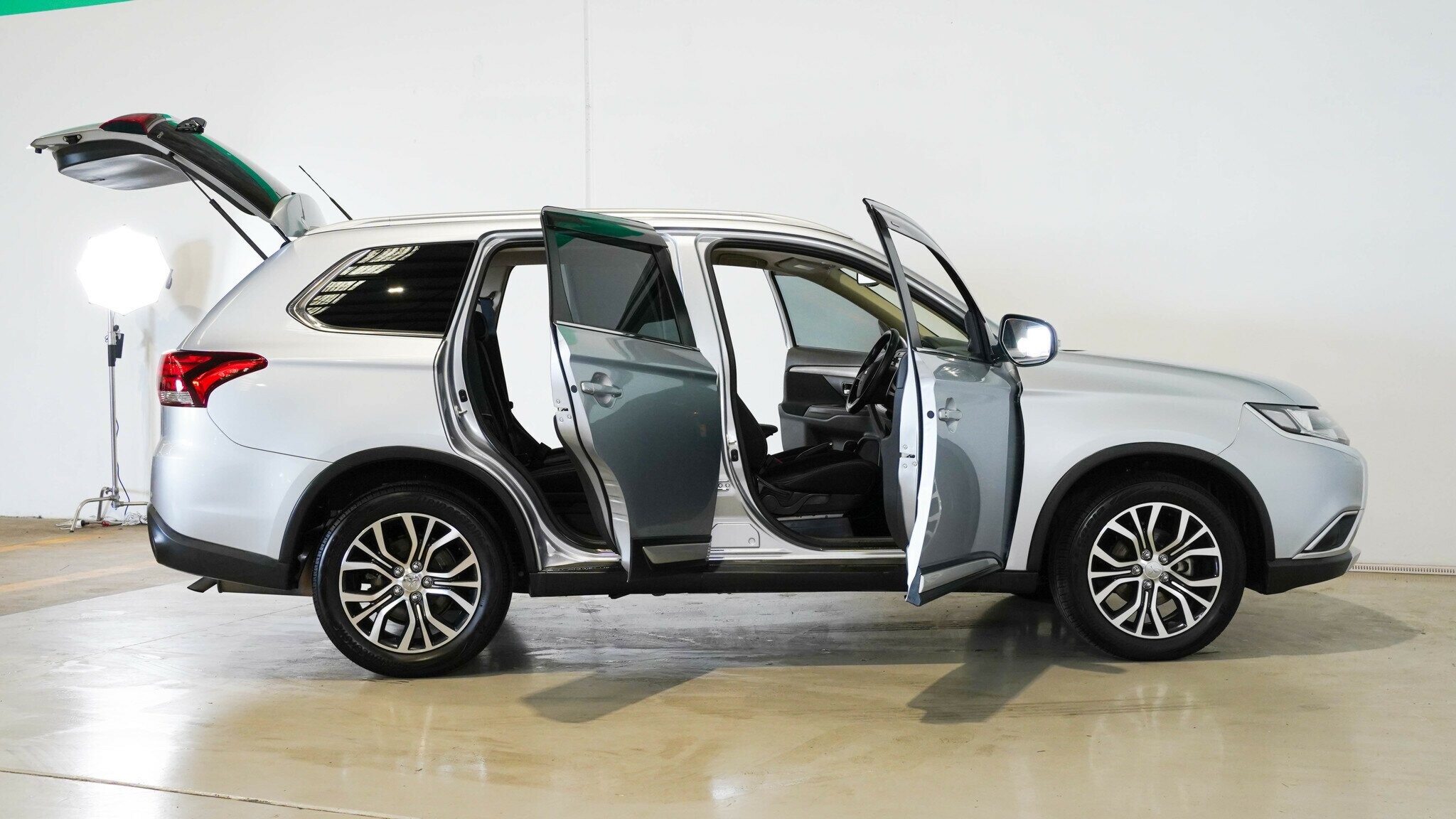 Mitsubishi Outlander image 4
