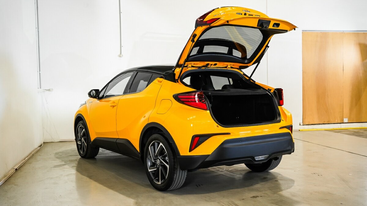 Toyota C-hr image 2