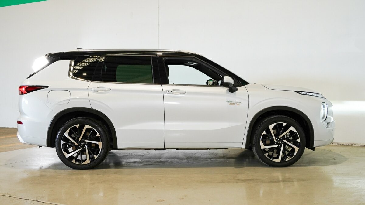 Mitsubishi Outlander image 3