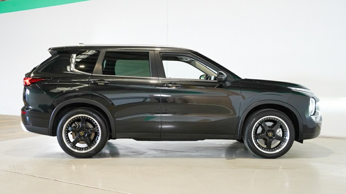 Mitsubishi Outlander image 3
