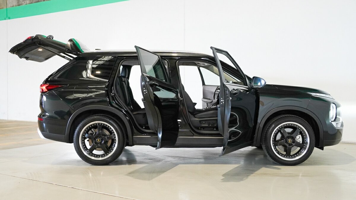 Mitsubishi Outlander image 4