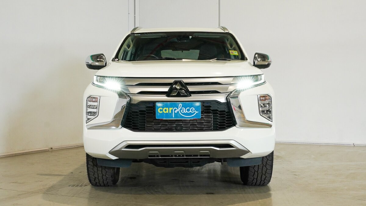 Mitsubishi Pajero Sport image 2