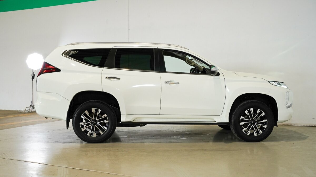 Mitsubishi Pajero Sport image 3