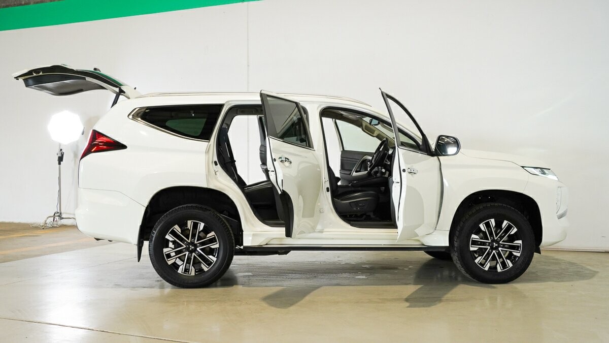 Mitsubishi Pajero Sport image 4
