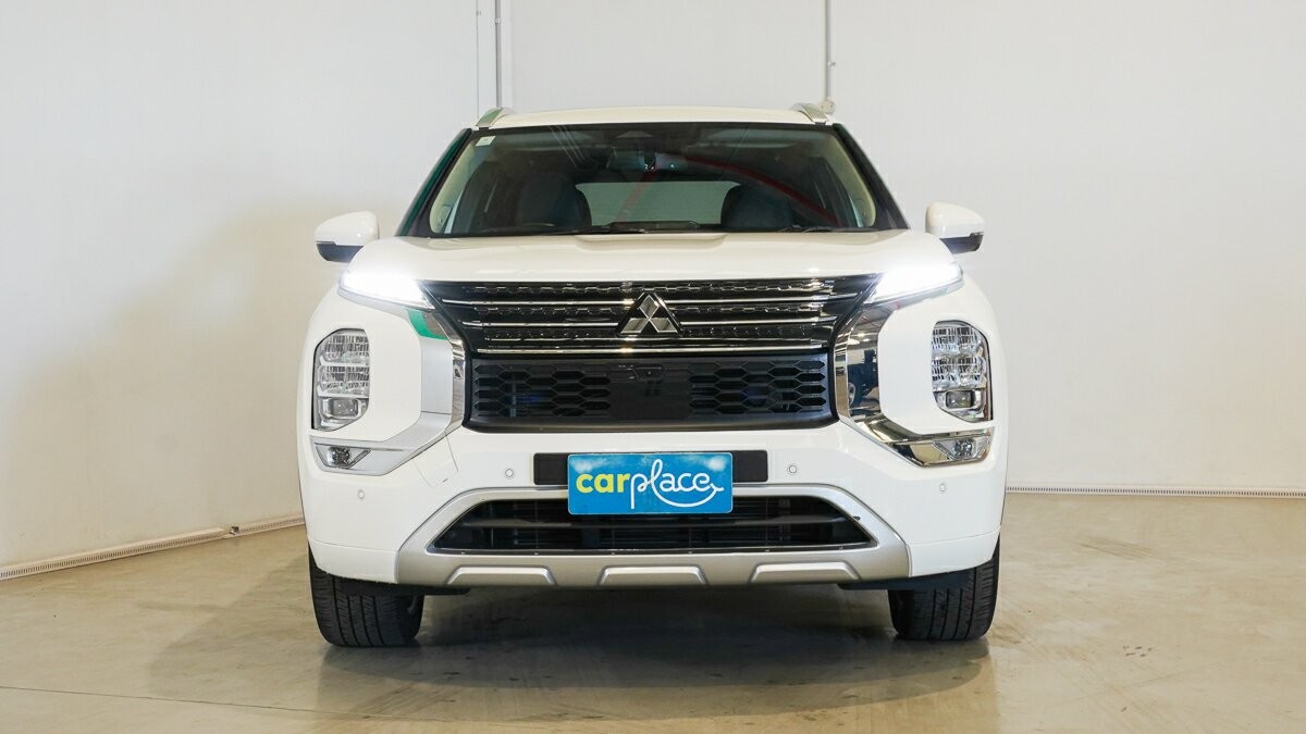 Mitsubishi Outlander image 2