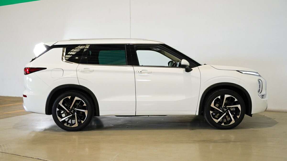 Mitsubishi Outlander image 3