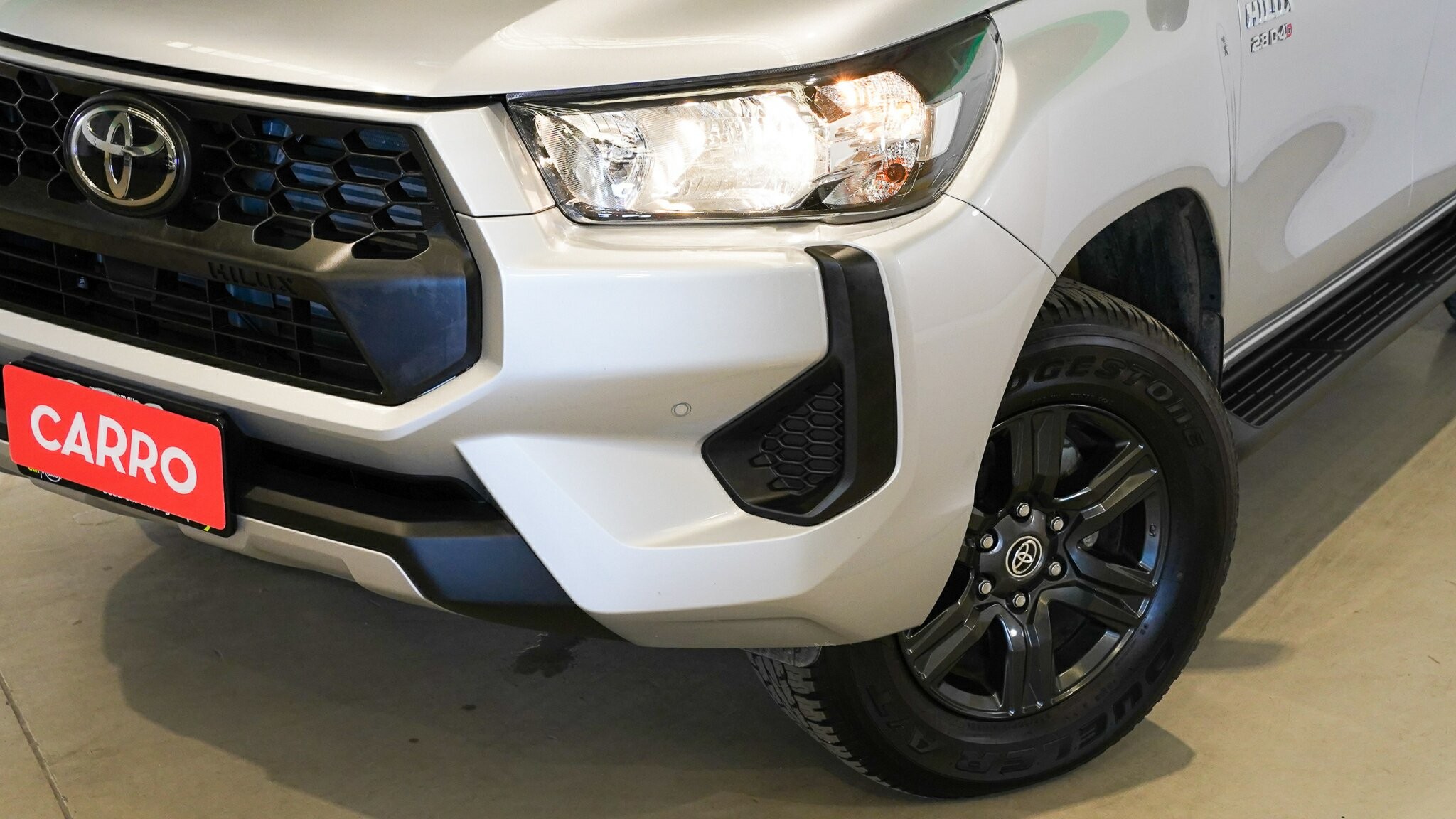 Toyota Hilux image 2