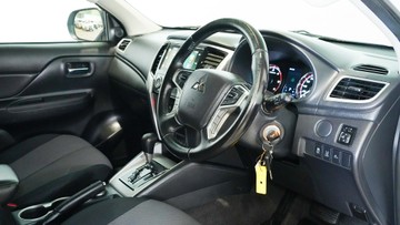https://vehicle-cdn.autoleague.cloud/34110_1209006_15.jpg