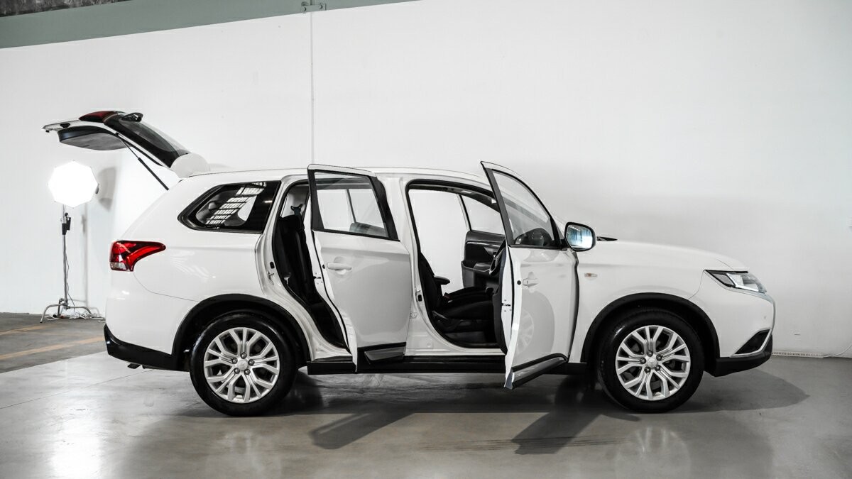 Mitsubishi Outlander image 4