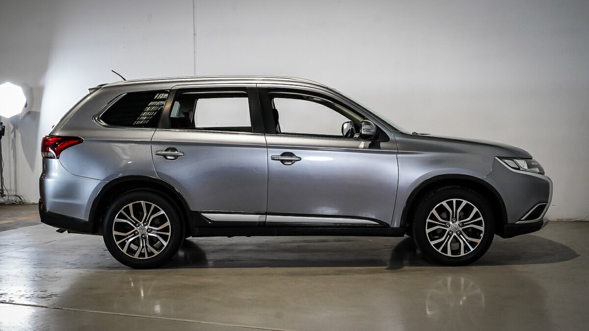 Mitsubishi Outlander image 3