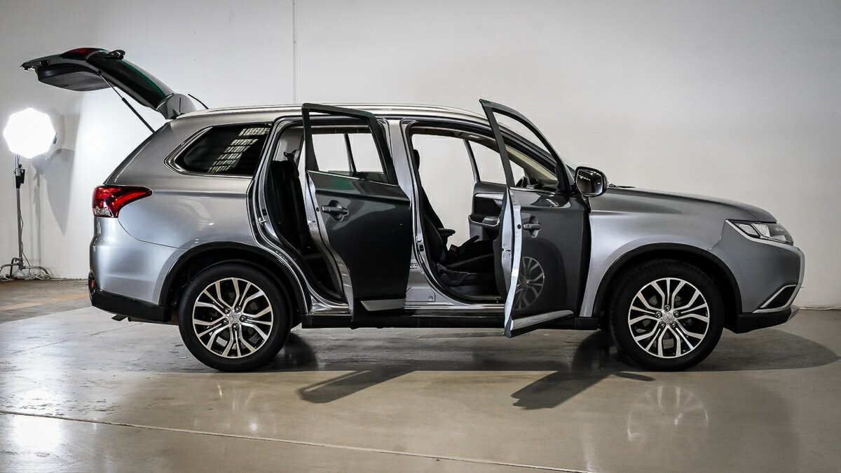 Mitsubishi Outlander image 4