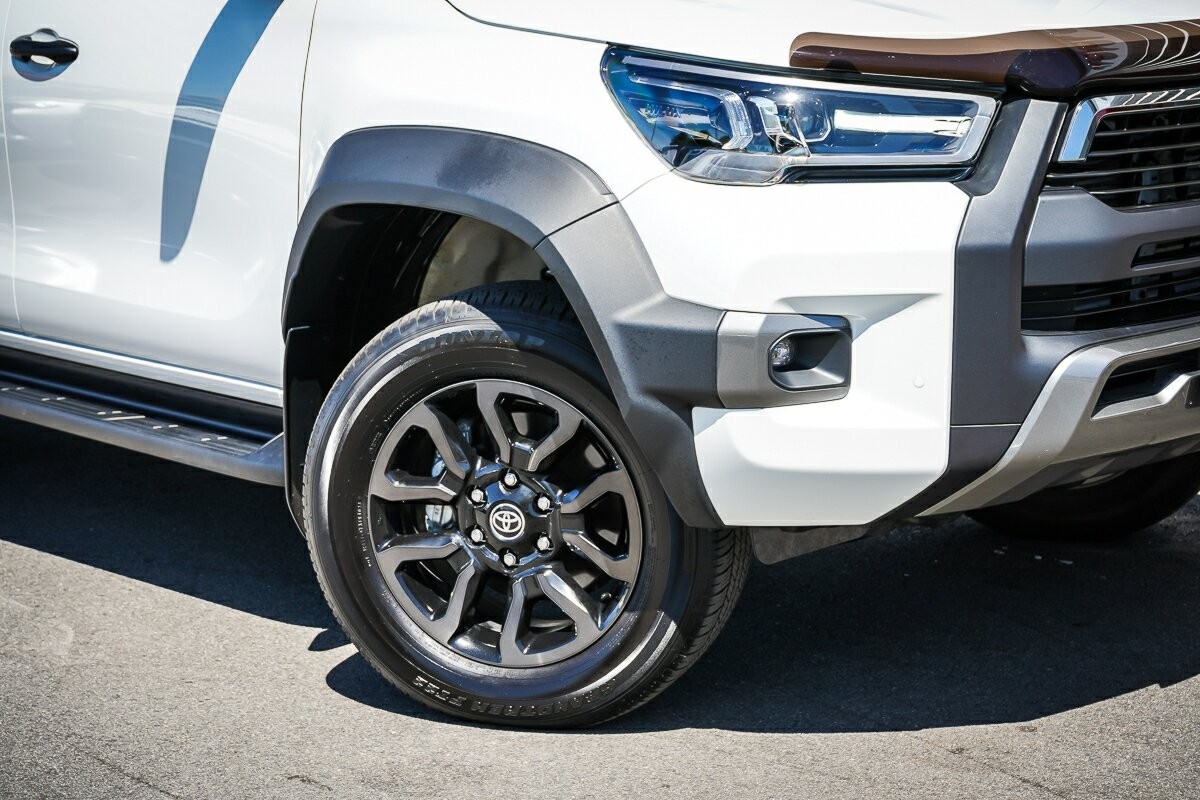 Toyota Hilux image 2