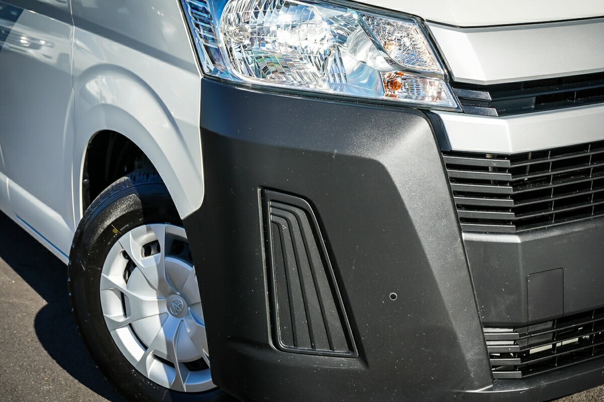 Toyota Hiace image 2