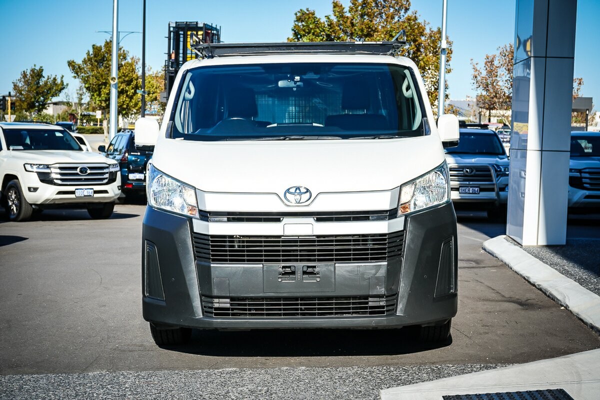 Toyota Hiace image 3