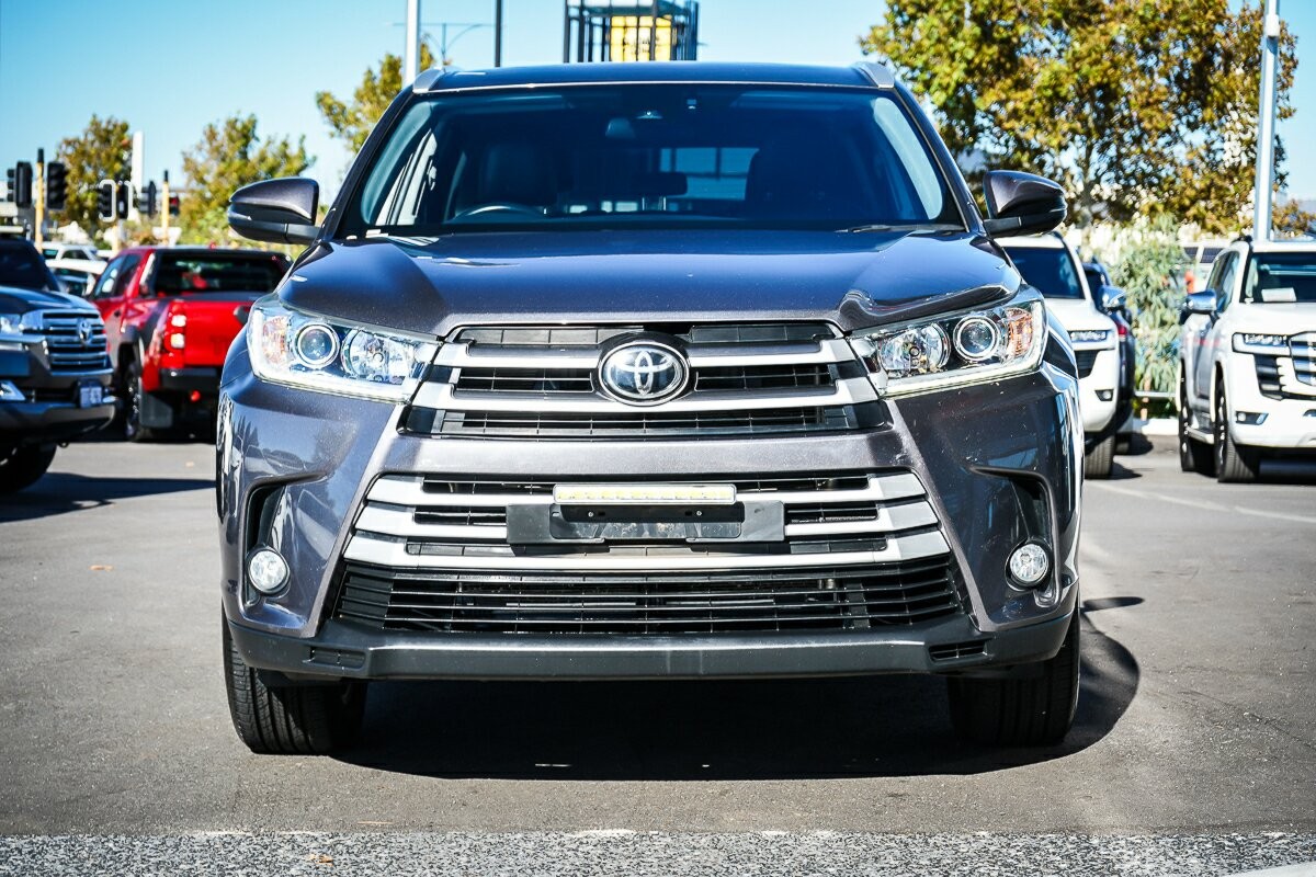 Toyota Kluger image 3
