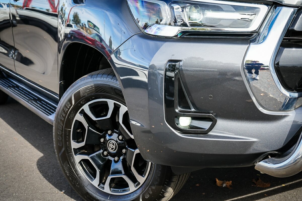 Toyota Hilux image 2