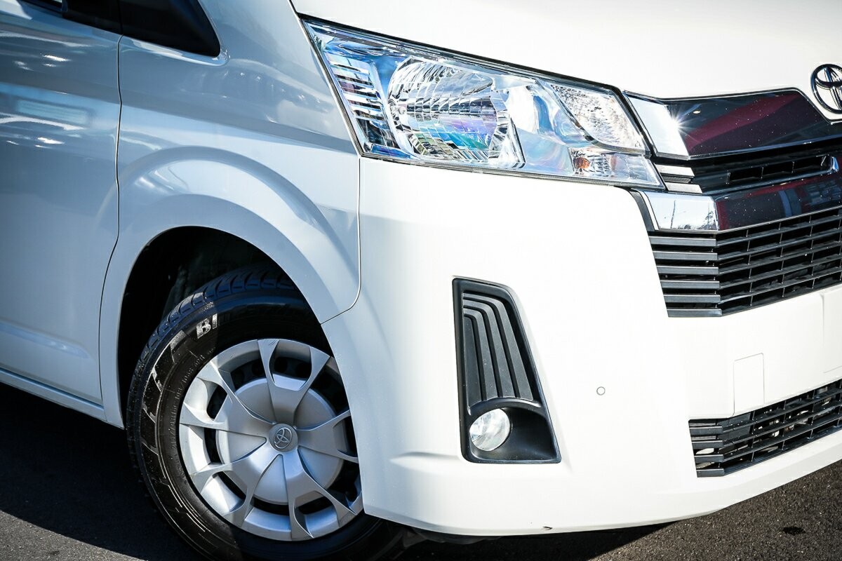 Toyota Hiace image 2
