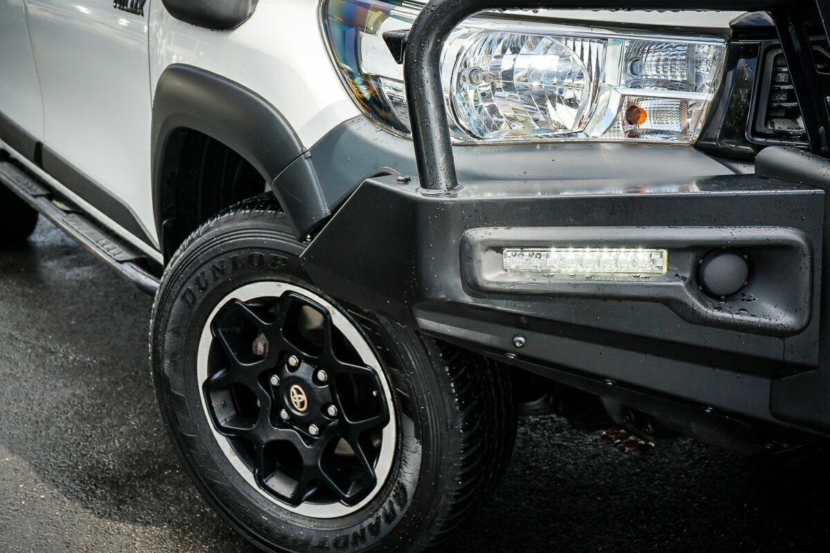 Toyota Hilux image 2