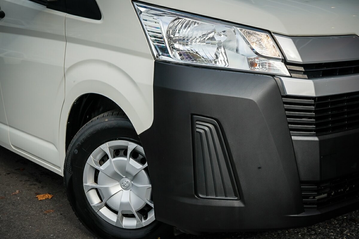 Toyota Hiace image 2