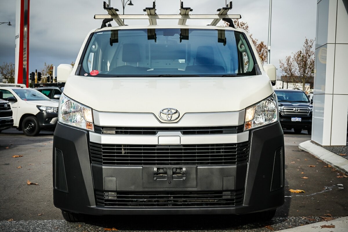 Toyota Hiace image 3