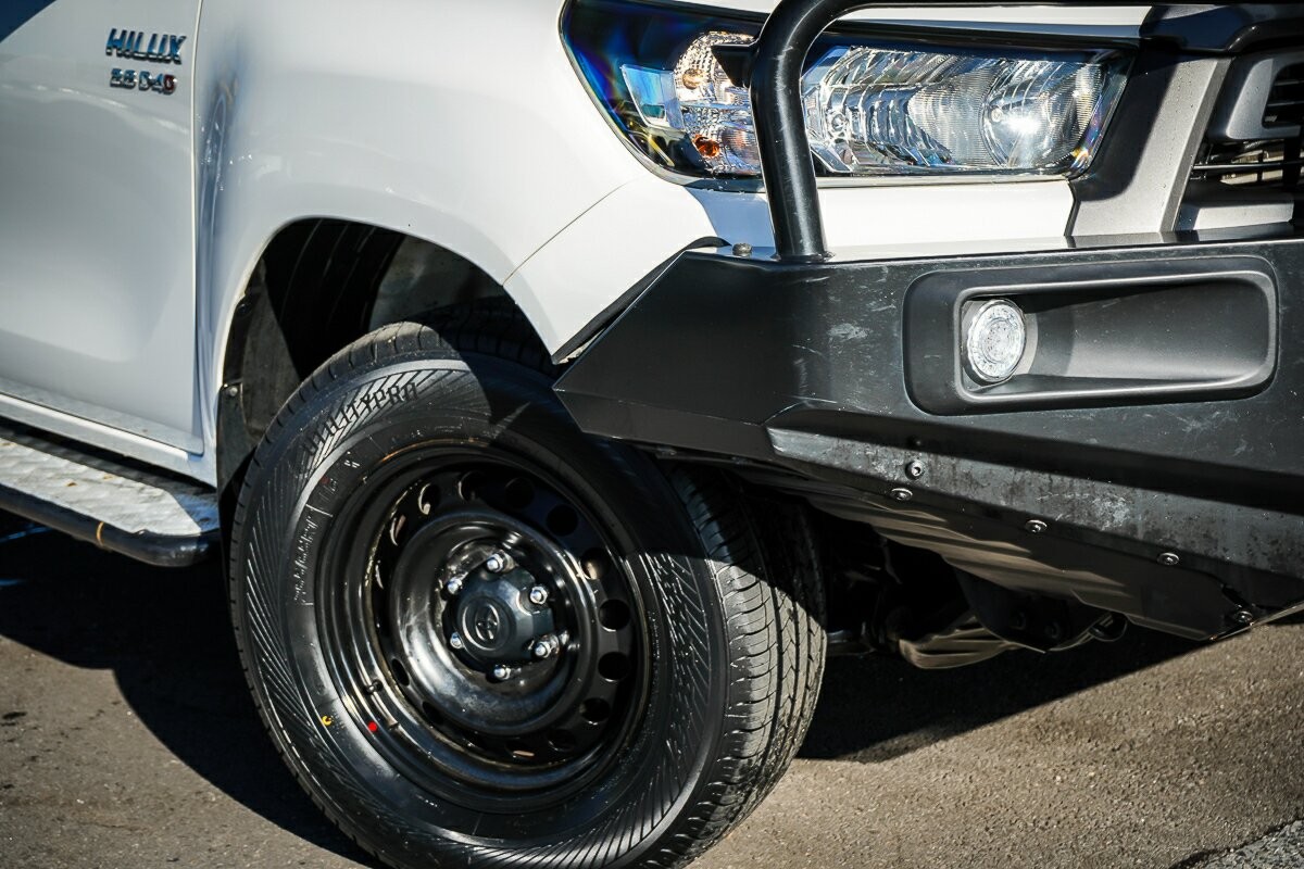 Toyota Hilux image 2