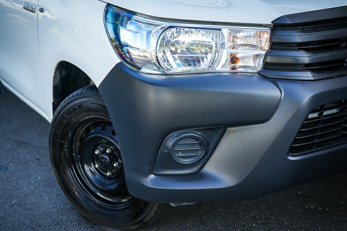 Toyota Hilux image 2