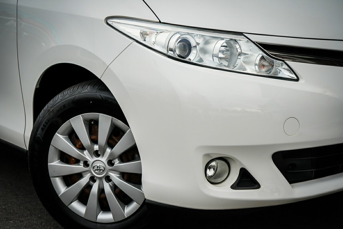Toyota Tarago image 2