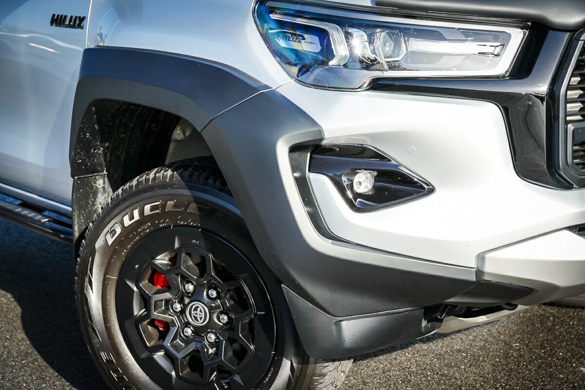Toyota Hilux image 2