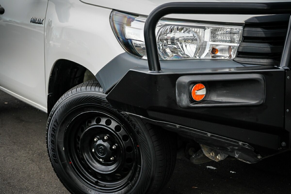 Toyota Hilux image 2