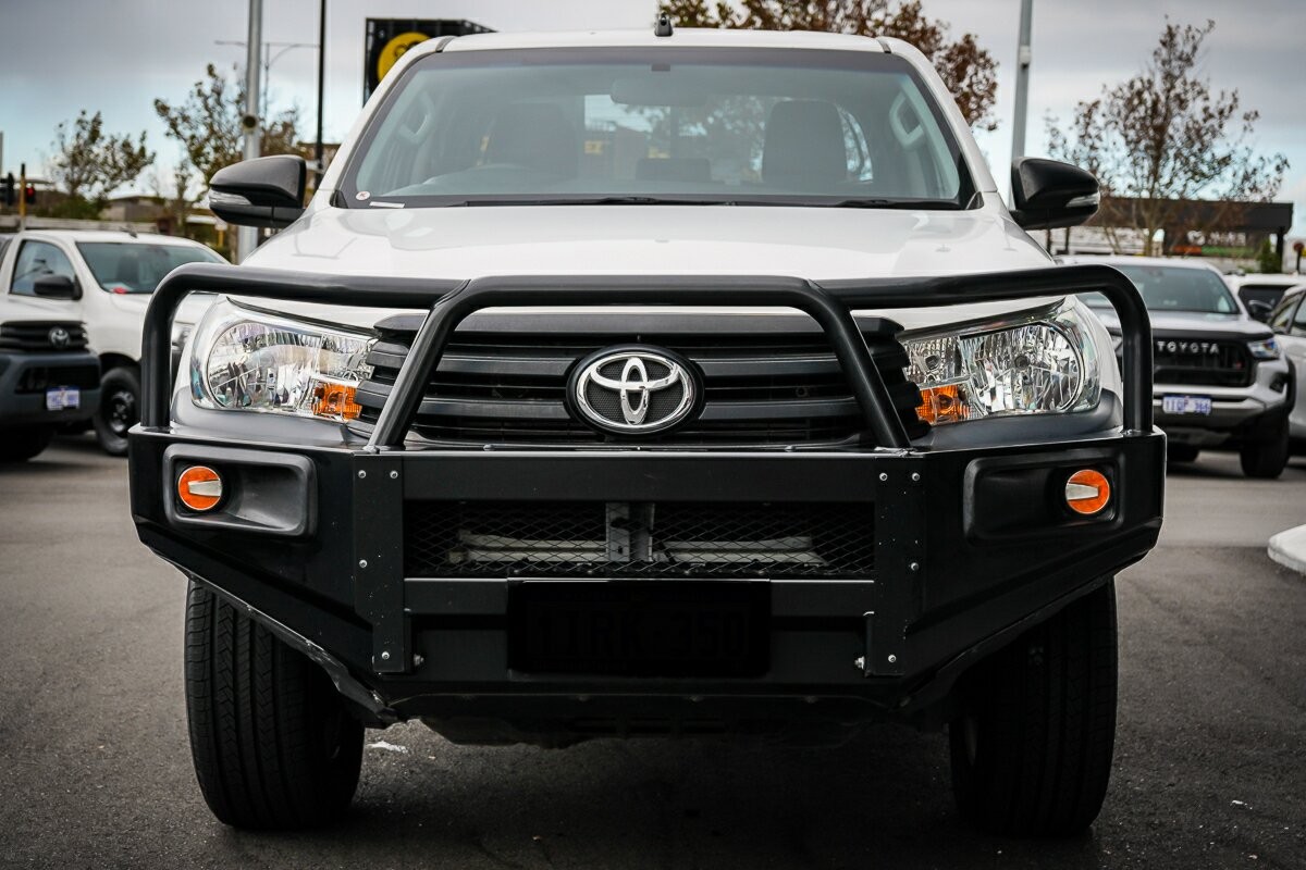 Toyota Hilux image 3