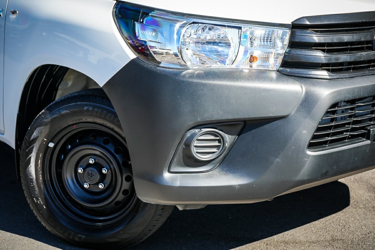 Toyota Hilux image 2
