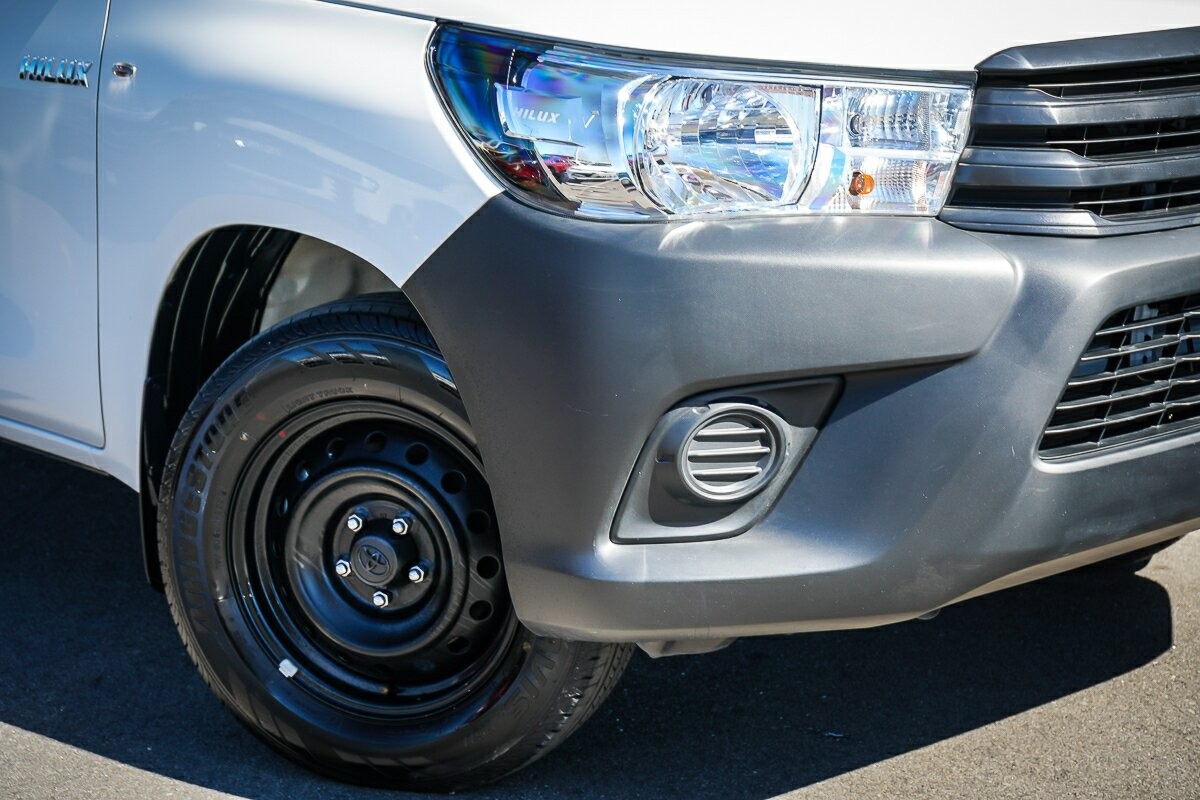 Toyota Hilux image 2