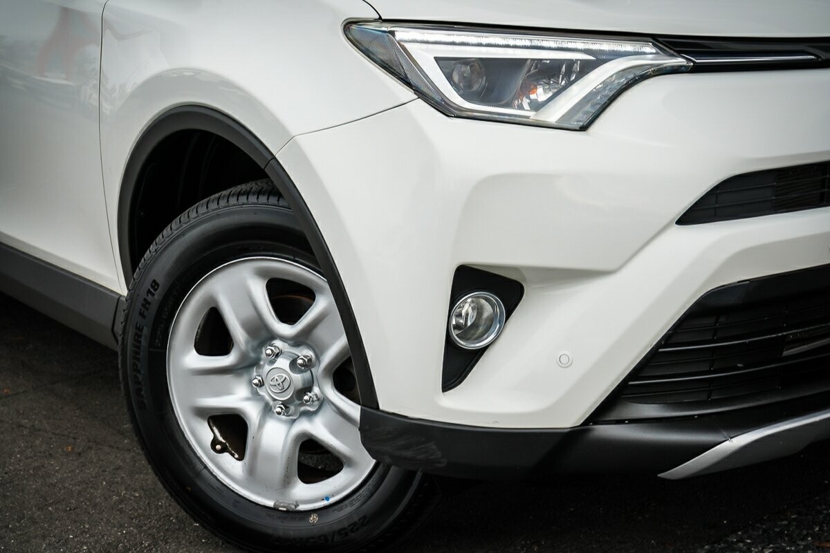 Toyota Rav4 image 2