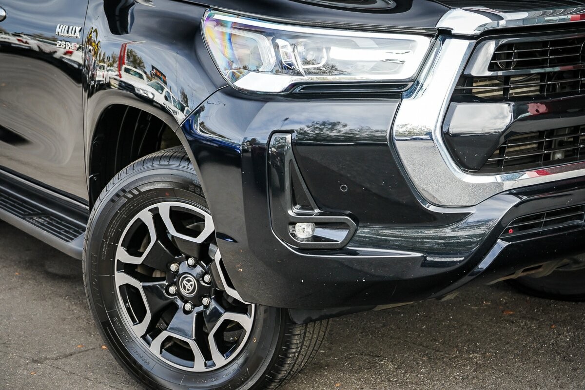 Toyota Hilux image 2
