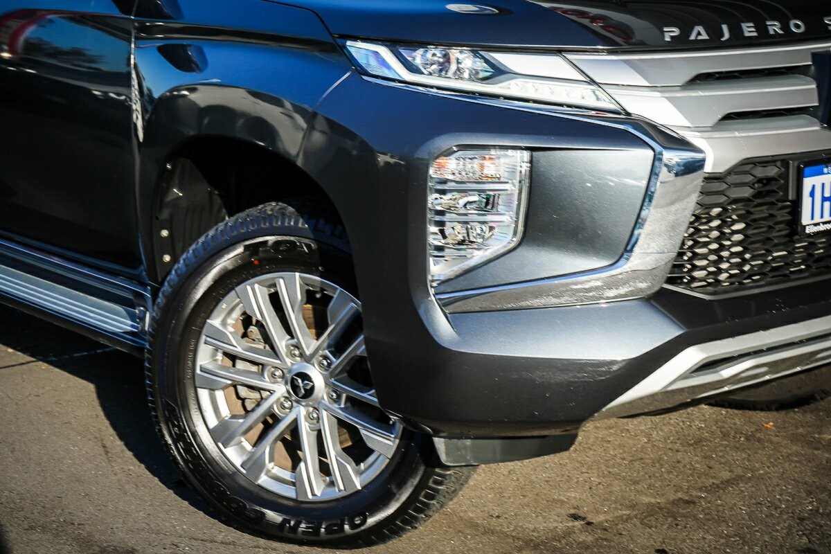 Mitsubishi Pajero Sport image 2