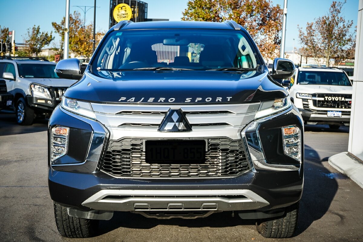 Mitsubishi Pajero Sport image 3
