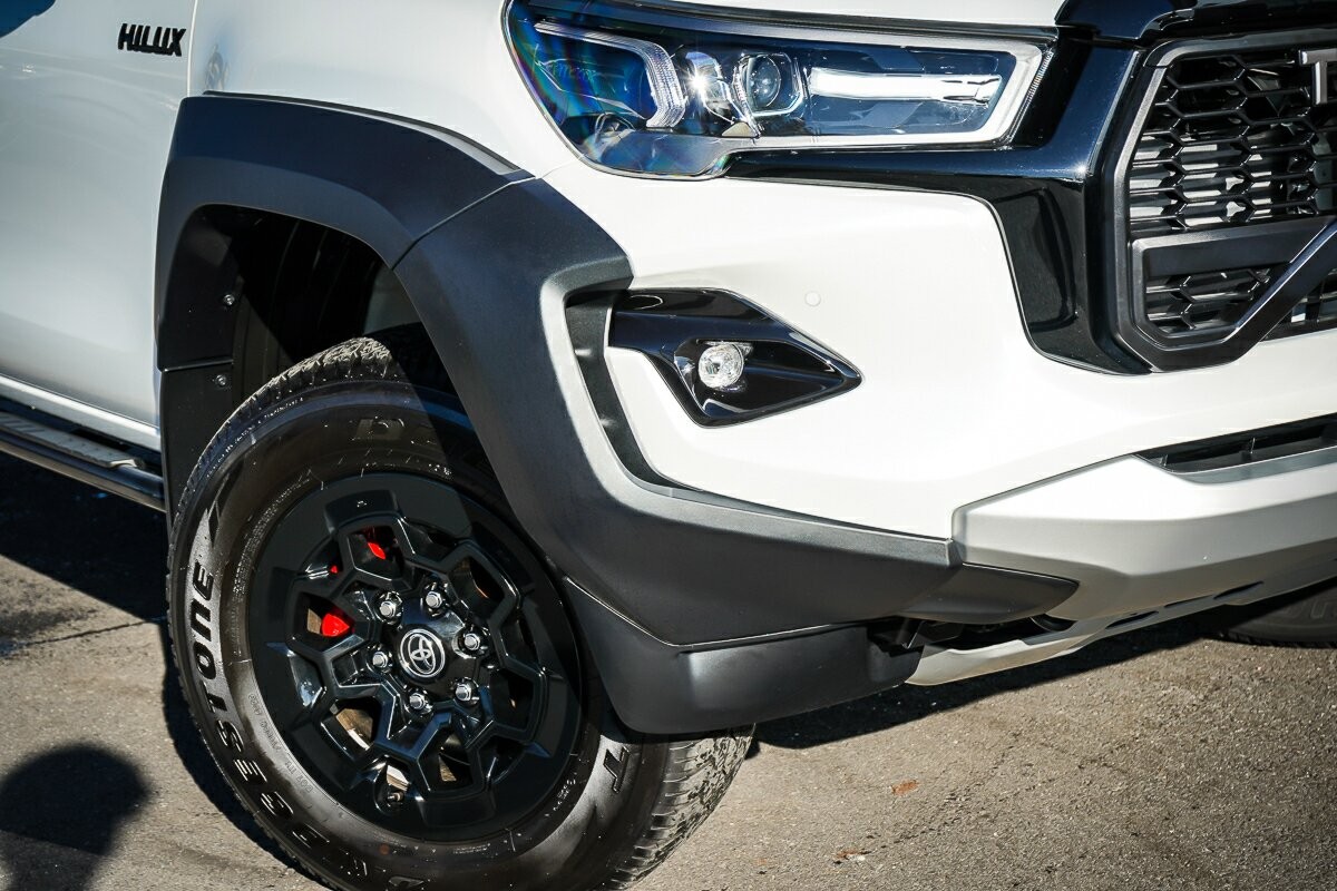 Toyota Hilux image 2