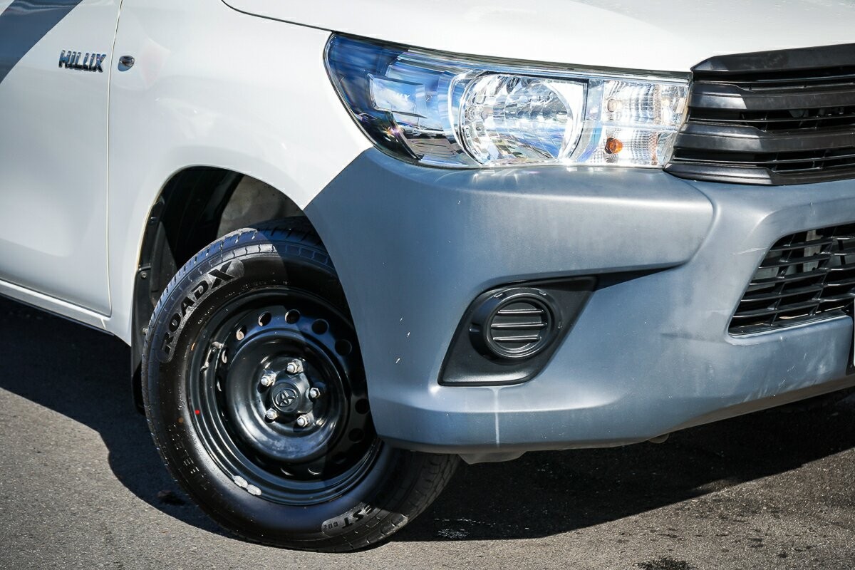 Toyota Hilux image 2