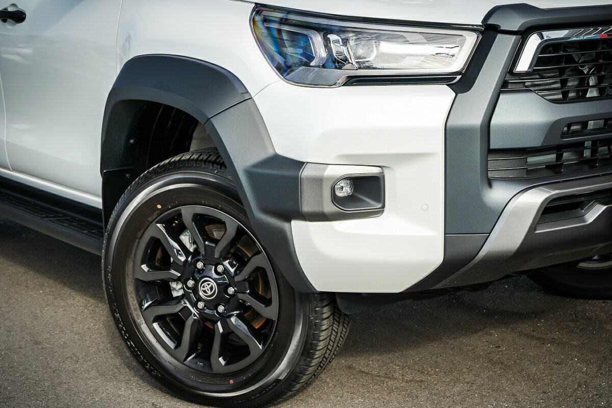 Toyota Hilux image 2