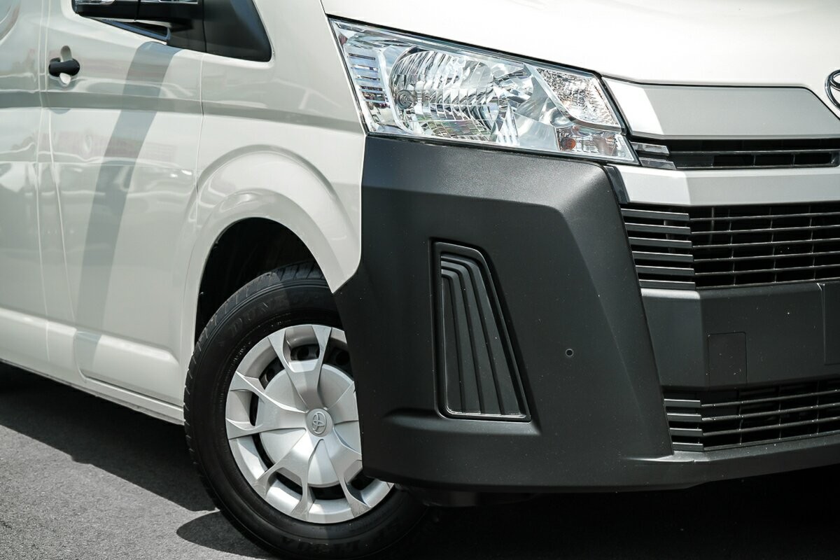 Toyota Hiace image 2