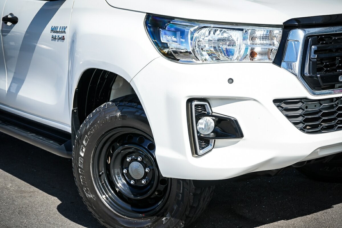 Toyota Hilux image 2