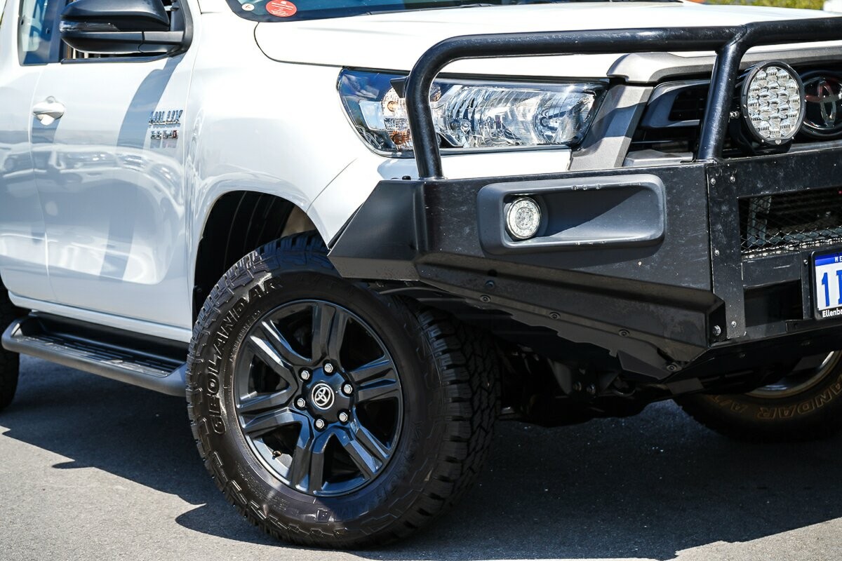 Toyota Hilux image 2