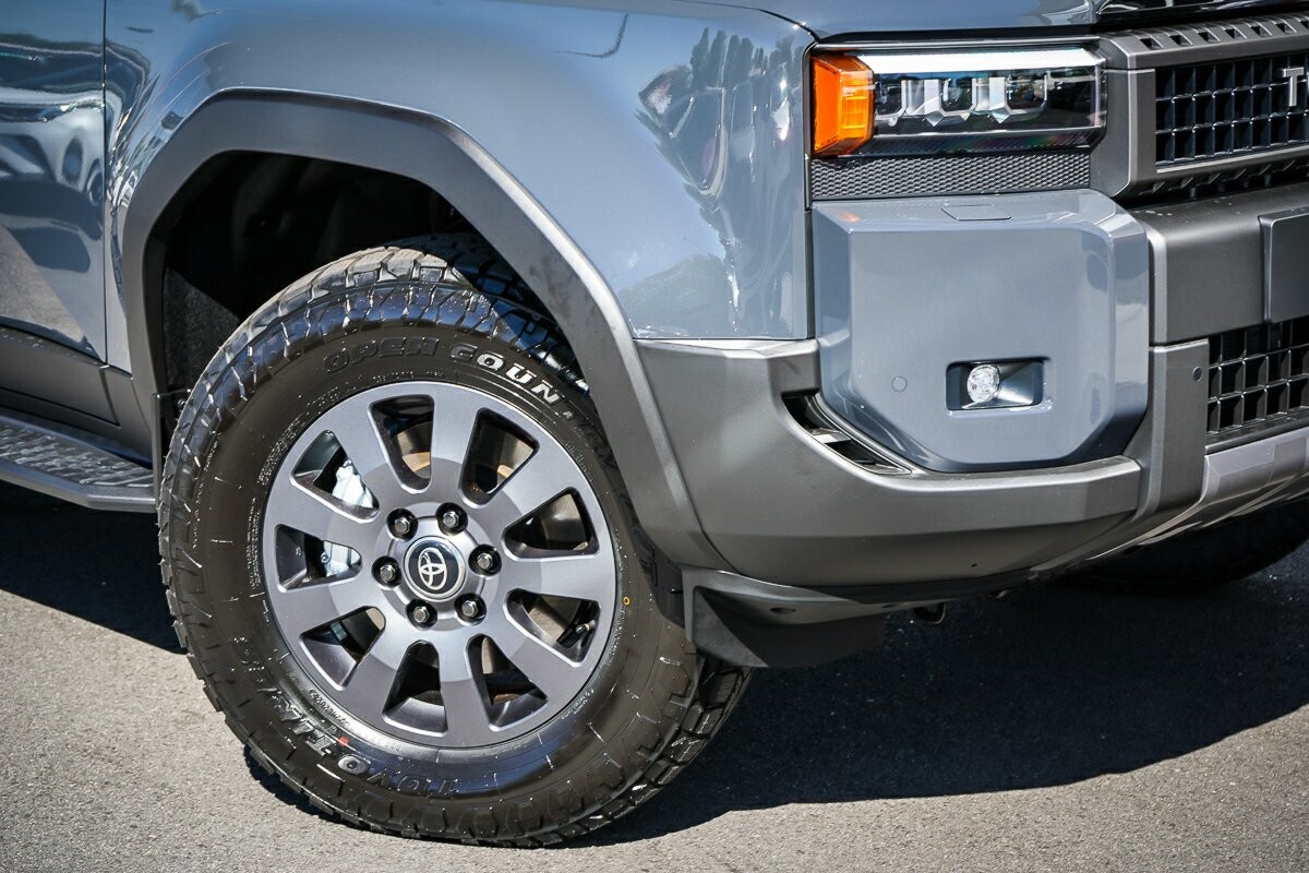 Toyota Landcruiser Prado image 2