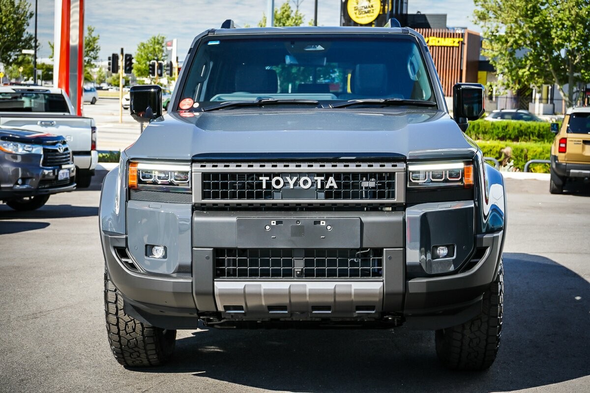 Toyota Landcruiser Prado image 3