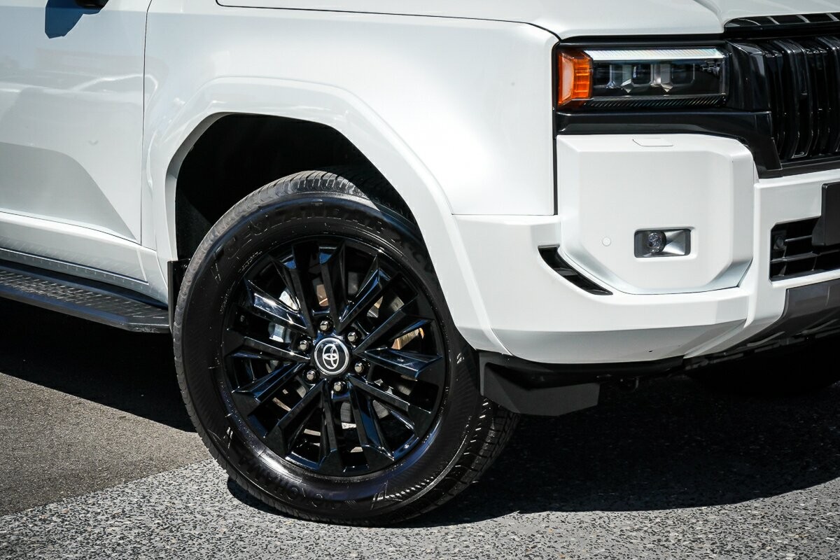 Toyota Landcruiser Prado image 2