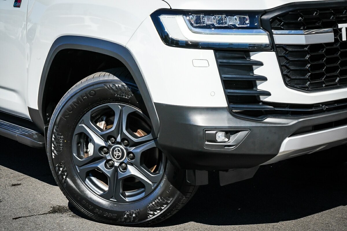 Toyota Landcruiser image 2