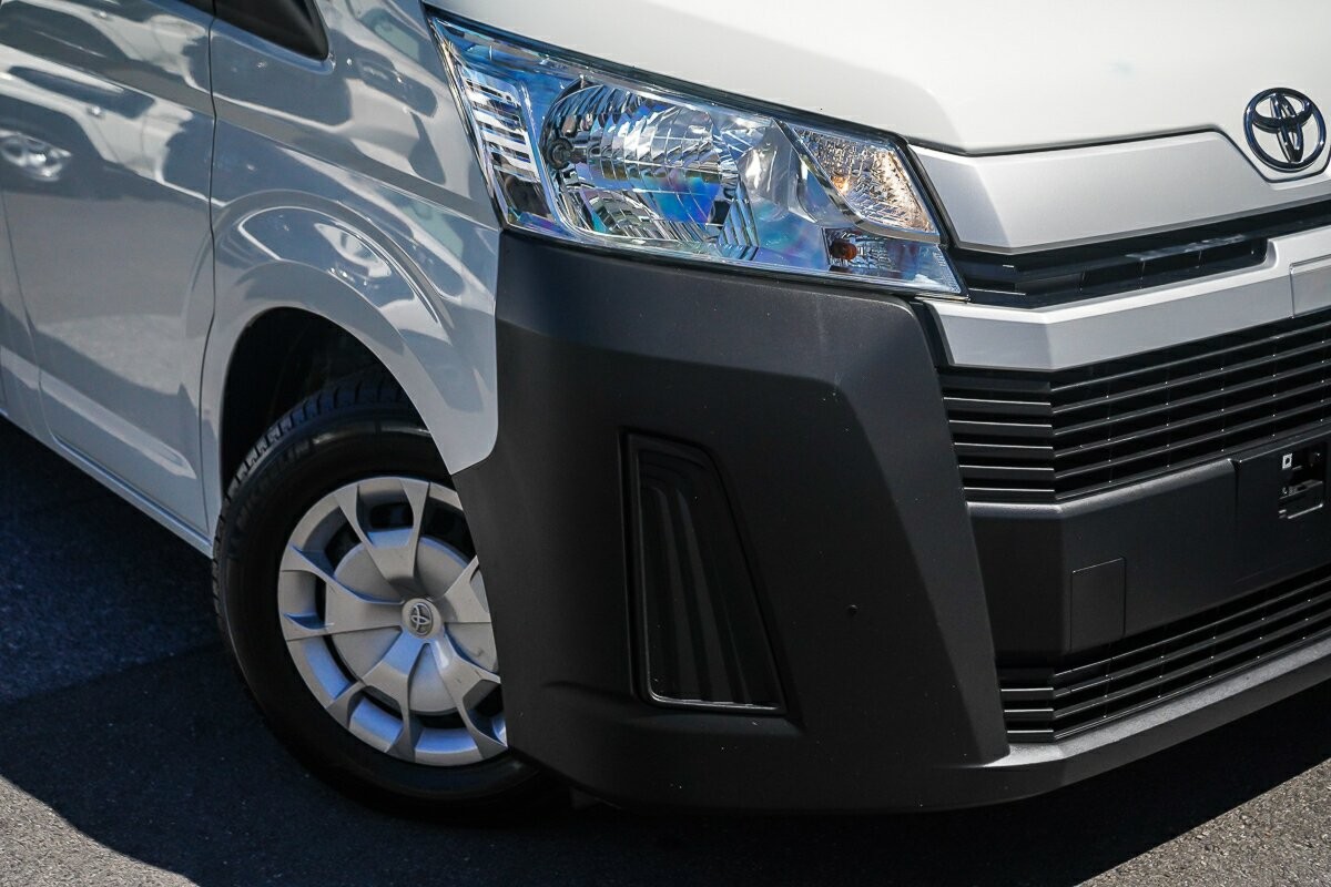 Toyota Hiace image 2