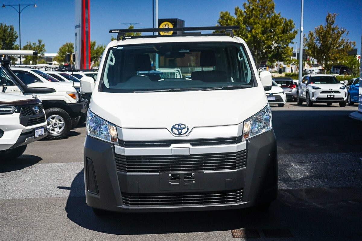 Toyota Hiace image 3