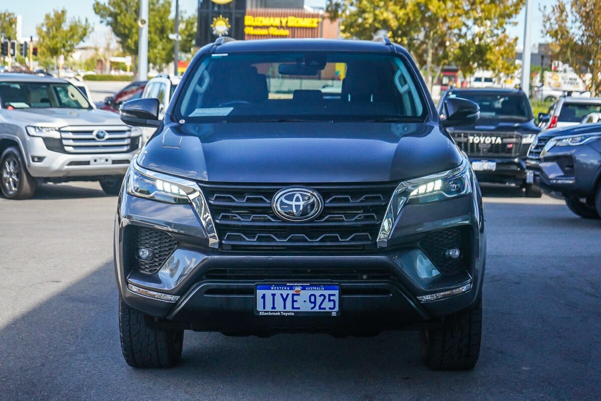 Toyota Fortuner image 3
